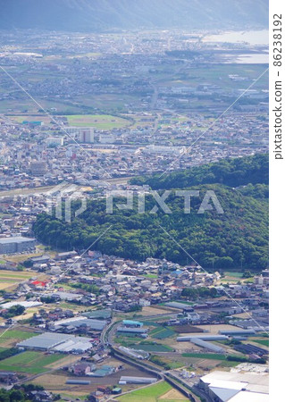 從香川縣稻泉山眺望觀音寺市和琴引公園 從香川縣稻泉山眺望觀音寺市和琴引公園 86238192