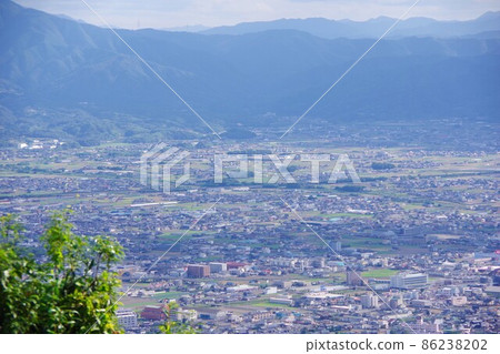 從香川縣稻泉山眺望觀音寺市和讚岐山脈 86238202