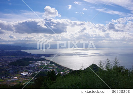 從香川縣稻泉山眺望觀音寺市和四國中央市 從香川縣稻泉山眺望觀音寺市和四國中央市 86238208