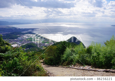 從香川縣稻泉山眺望四國中央市瀨戶內海有明浜 86238221