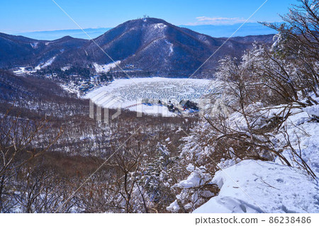 冬季從群馬縣赤城山西側觀賞冰凍的大沼地區（大沼、地藏岳、富士山、赤城神社等） 86238486