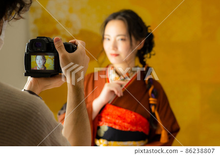 A woman with brown furisode 86238807