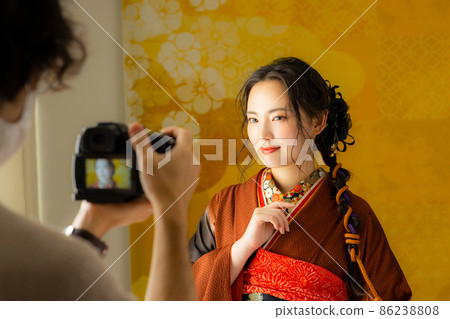 一個有棕色風衣的女人 86238808
