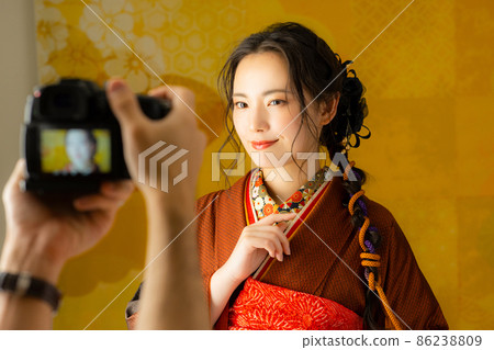 一個有棕色風衣的女人 86238809