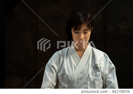 一個穿著小狗並統一她的精神的女人 一個穿著小狗並統一她的精神的女人 86239036