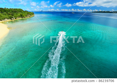 Okinawa Sesoko Island's beautiful sea seen from Sesoko Bridge Okinawa Sesoko Island's beautiful sea seen from Sesoko Bridge 86239706
