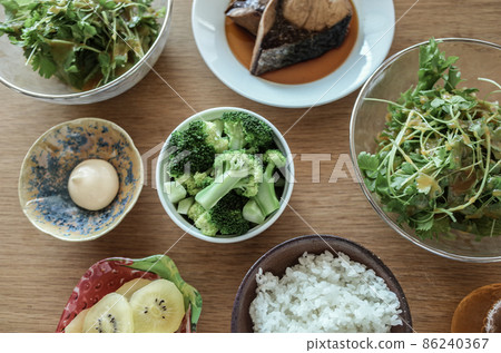 有大量蔬菜的健康膳食 86240367
