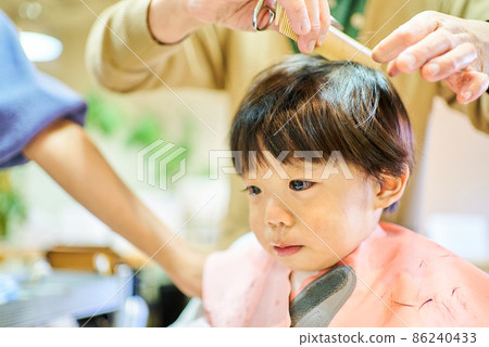 一個一歲半的男孩邊哭邊理髮 86240433