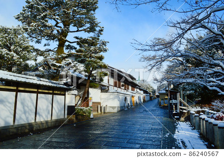 雪後京都東山區歷史悠久的寧寧道很美 86240567