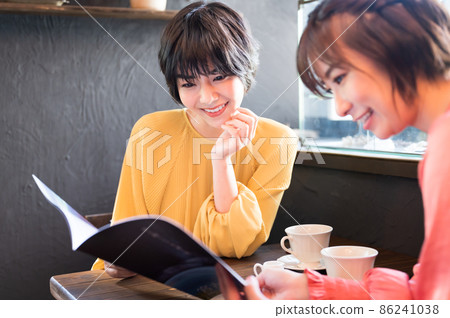 Two women who look at the pamphlet at the cafe and make a travel plan. Shooting cooperation "Western confectionery store sentiment" Two women who look at the pamphlet at the cafe and make a travel plan. Shooting cooperation "Western confectionery store sentiment" 86241038