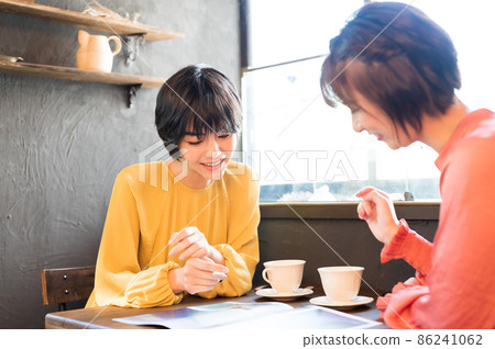 Two women who look at the pamphlet at the cafe and make a travel plan. Shooting cooperation "Western confectionery store sentiment" Two women who look at the pamphlet at the cafe and make a travel plan. Shooting cooperation "Western confectionery store sentiment" 86241062