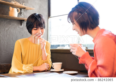 Two women who look at the pamphlet at the cafe and make a travel plan. Shooting cooperation "Western confectionery store sentiment" Two women who look at the pamphlet at the cafe and make a travel plan. Shooting cooperation "Western confectionery store sentiment" 86241065