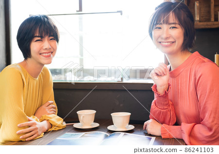 在咖啡廳看小冊子製定旅行計劃的兩個女人拍攝合作“西式糖果店情調” 在咖啡廳看小冊子製定旅行計劃的兩個女人拍攝合作“西式糖果店情調” 86241103