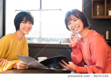 在咖啡廳看小冊子製定旅行計劃的兩個女人拍攝合作“西式糖果店情調” 在咖啡廳看小冊子製定旅行計劃的兩個女人拍攝合作“西式糖果店情調” 86241108