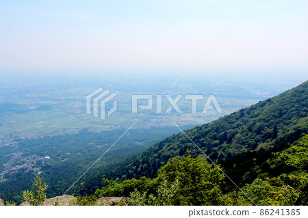 [Ibaraki] Mt. Tsukuba in early summer, the foot of the mountain and the Kanto plain seen from the summit of the female body 86241385