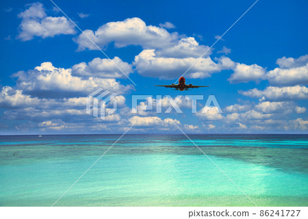 竹富島美麗的珊瑚礁海 86241727