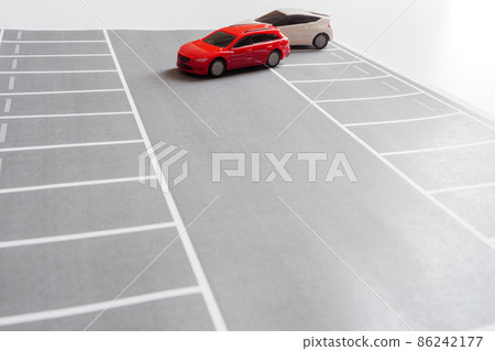 托納拉(Tonala)在一個大停車場旁邊費心停車的形象 托納拉(Tonala)在一個大停車場旁邊費心停車的形象 86242177