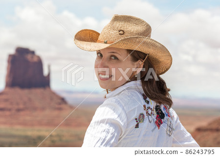 Girl in monument valley 86243795