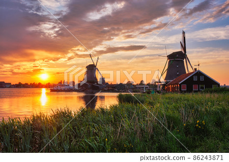 Windmills at Zaanse Schans in Holland on sunset. Zaandam, Nether 86243871