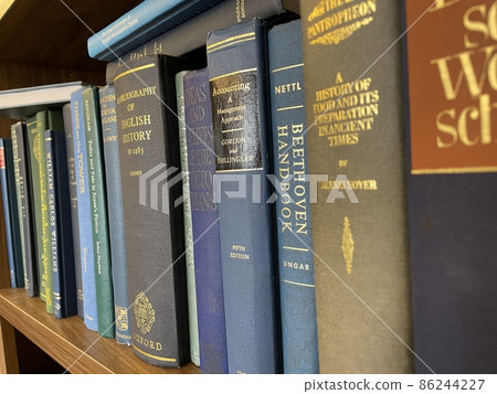 Books on the bookshelf 86244227