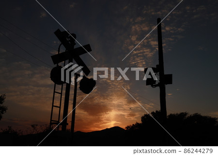 黃昏的天龍濱名湖鐵路道口 86244279