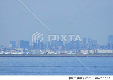 Haneda Airport and passenger planes seen from Tokyo Bay Haneda Airport and passenger planes seen from Tokyo Bay 86244543