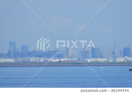Haneda Airport and passenger planes seen from Tokyo Bay 86244544