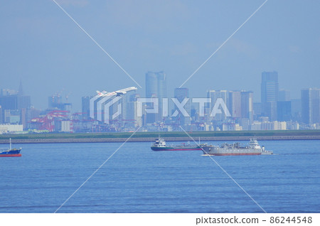 從東京灣看到的羽田機場和客機 從東京灣看到的羽田機場和客機 86244548