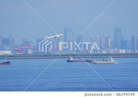 從東京灣看到的羽田機場和客機 從東京灣看到的羽田機場和客機 86244549