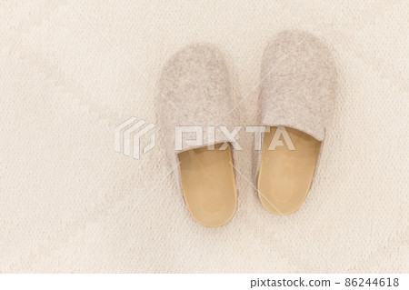 Cozy felt slippers with cork sole 86244618