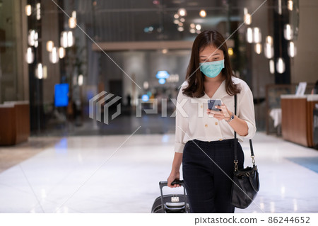 Businesswoman tourist in a hotel. 86244652