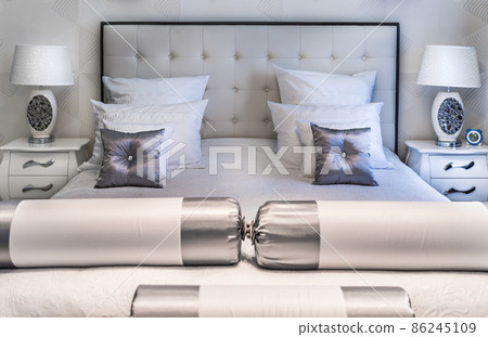 King sized bed King sized bed 86245109