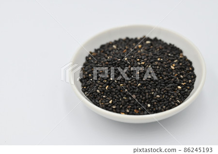 Roasted black sesame seeds and small plates 86245193