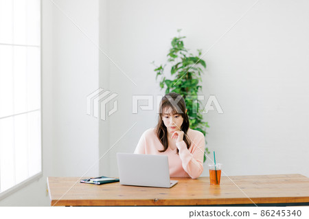 一個中間的女人，做遠程辦公 86245340