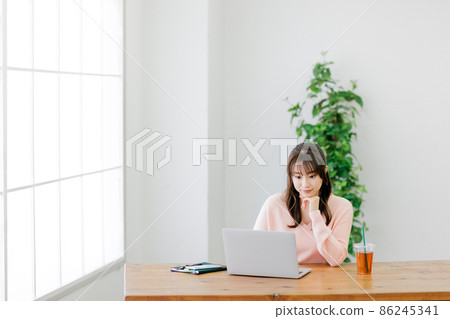 一個中間的女人，做遠程辦公 86245341