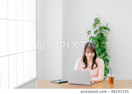 一個中間的女人，做遠程辦公 86245345