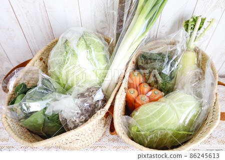 Vegetables in a Marche bag 86245613