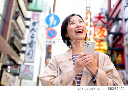 享受大阪觀光的女性 享受大阪觀光的女性 86246451