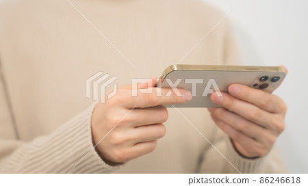 一位女士在智能手機上觀看視頻 86246618