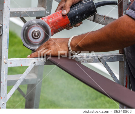 Cutting wood with a grinding stone 86248863