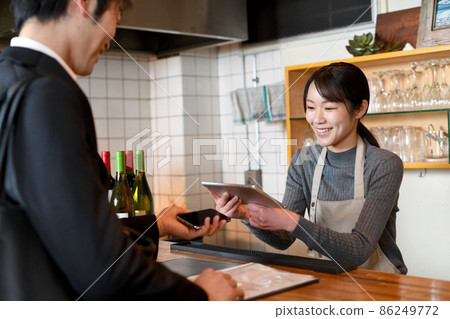 Image of making cashless payments with smartphones and tablet terminals at restaurants Image of making cashless payments with smartphones and tablet terminals at restaurants 86249772