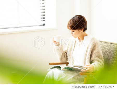 woman reading 86249807
