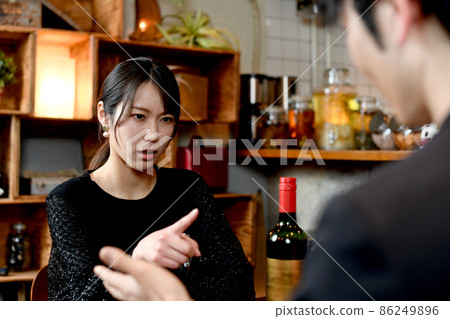 一對年輕男女夫婦(夫婦)在餐廳打架 一對年輕男女夫婦(夫婦)在餐廳打架 86249896