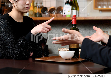 A young male and female couple (couple) fighting at a restaurant 86250066
