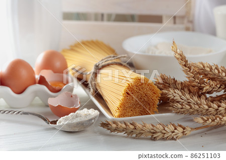 Spaghetti with ingredients. 86251103