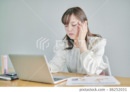 遠程辦公(遠程)累了的年輕女人 遠程辦公(遠程)累了的年輕女人 86252031