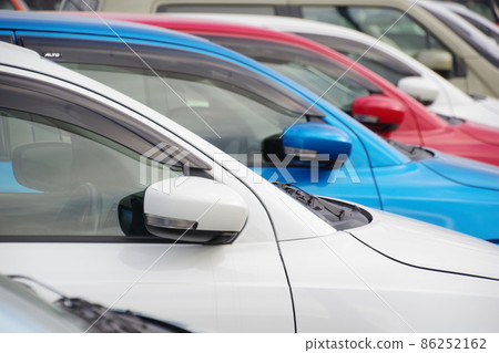 二手車圖片 在經銷商處排隊的汽車 輕型汽車 二手車圖片 在經銷商處排隊的汽車 輕型汽車 86252162