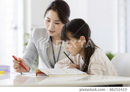 在補習班接受個別指導的女小學生 86252433