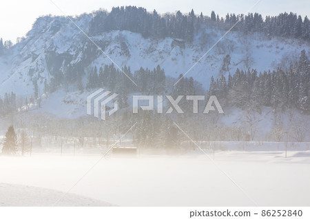 Haze on a sunny winter day Haze on a sunny winter day 86252840