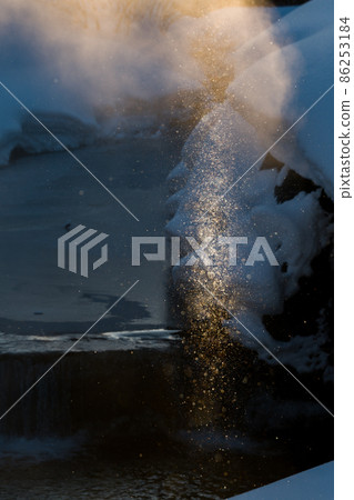 [Diamond dust] River fog and sun pillars floating on the Mumaya River 86253184